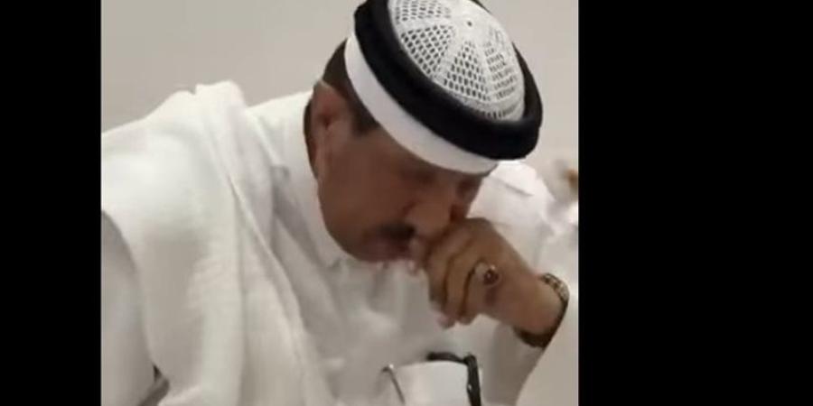 3 مشاهد مؤثرة لفوز الفراعنة، كويتي وسوري يبكيان بشدة وشاب غزاوي يخفي عينه بعلم مصر (فيديو) - المدينة برس