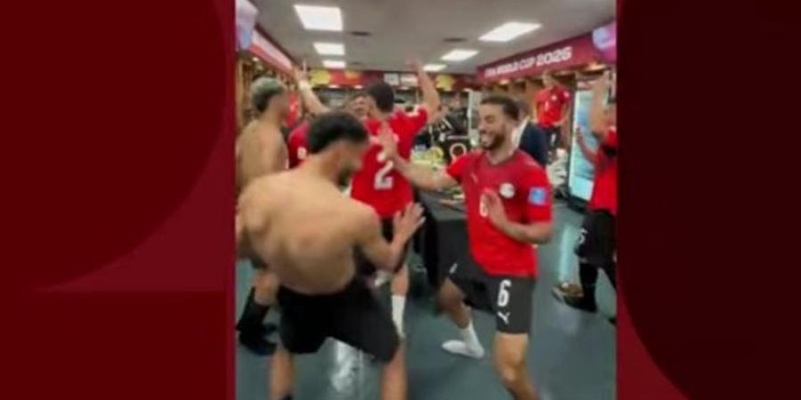 رقص وأغان واحتفالات جنونية للاعبي منتخب مصر داخل غرفة الملابس (فيديو) - المدينة برس