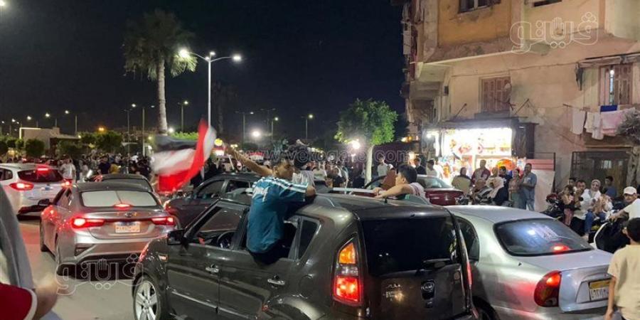 حلوى من شرفات المنازل وسيارت تجوب الشوارع، 15 صورة ترصد احتفال أهالي بورفؤاد بتأهل مصر (صور) - المدينة برس