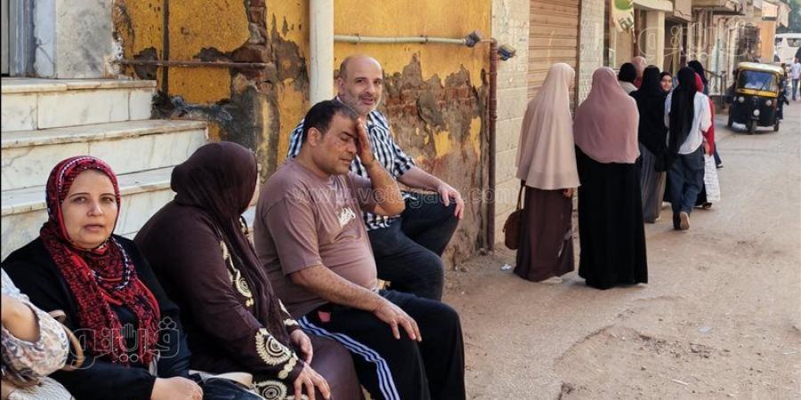 ساعات من القلق والترقب، أولياء أمور طلاب الثانوية العامة يفترشون الشوارع بمحيط لجان الغربية (صور) - المدينة برس