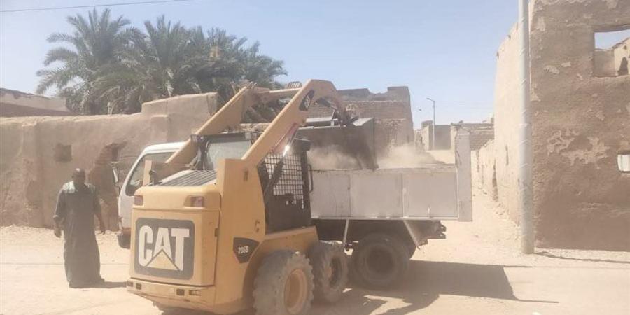 حملة مكبرة لإزالة تعديات وإشغالات تعوق الحركة بشوارع مدينة باريس بالوادي الجديد - المدينة برس