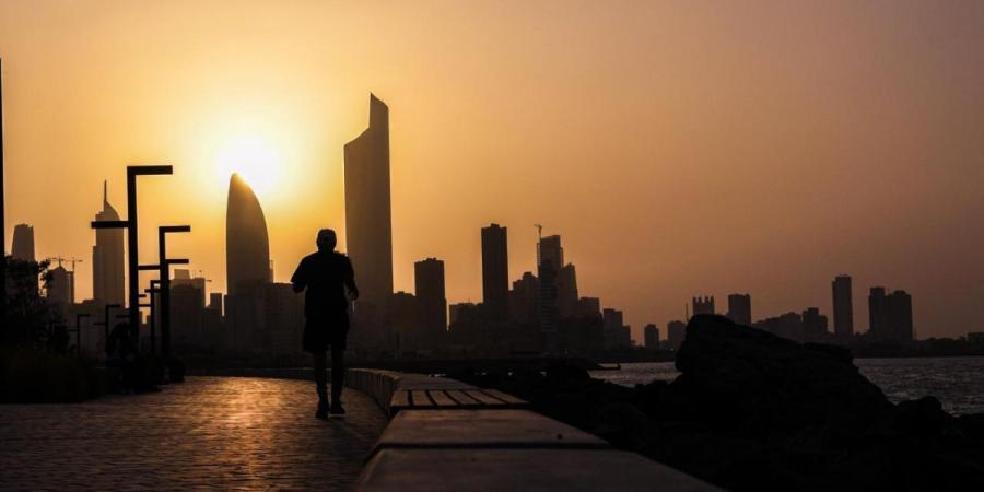 الغروب يزين واجهة الكويت البحرية بلوحة طبيعية آسرة - بوابة المدينة برس