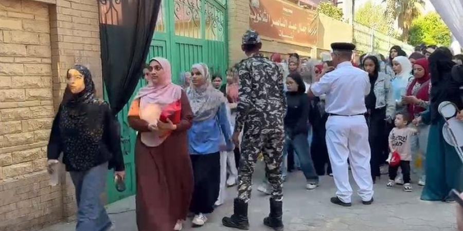 منعا للتكدس، بدء دخول طلاب الثانوية العامة لجان امتحانات مادتي الفيزياء والتاريخ - المدينة برس