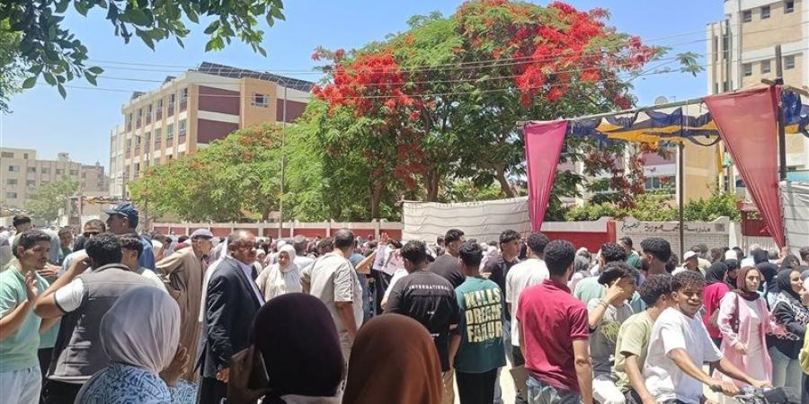 توافد طلاب الثانوية العامة على اللجان لأداء امتحاني التاريخ والفيزياء - المدينة برس