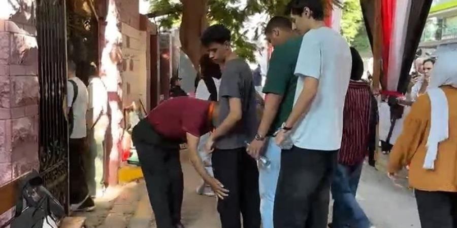 تفتيش دقيق لطلاب الثانوية العامة قبل امتحاني الفيزياء والتاريخ بالجيزة - المدينة برس