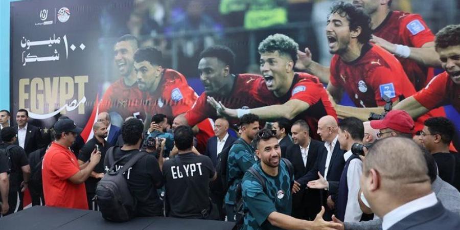 استقبال تاريخي لبعثة المنتخب بمطار العلمين.. قوس المياه يرحب بطائرة الفراعنة.. هتافات وأعلام وفرحة جماهيرية.. السيسي يكرم الأبطال غدًا.. محمد صلاح: هذه ضربة البداية.. وحسام حسن: نسير على الطريق الصحيح - المدينة برس