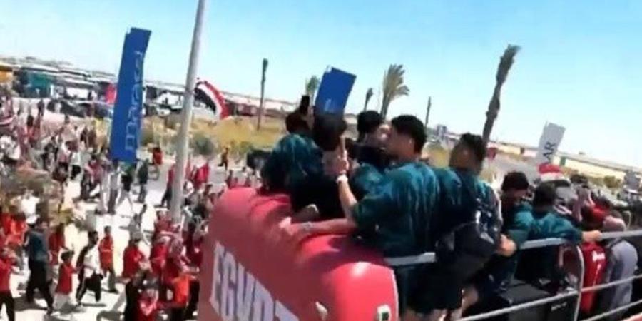 حافلة منتخب مصر المكشوفة تتوجه إلى أحد فنادق العلمين الجديدة - المدينة برس