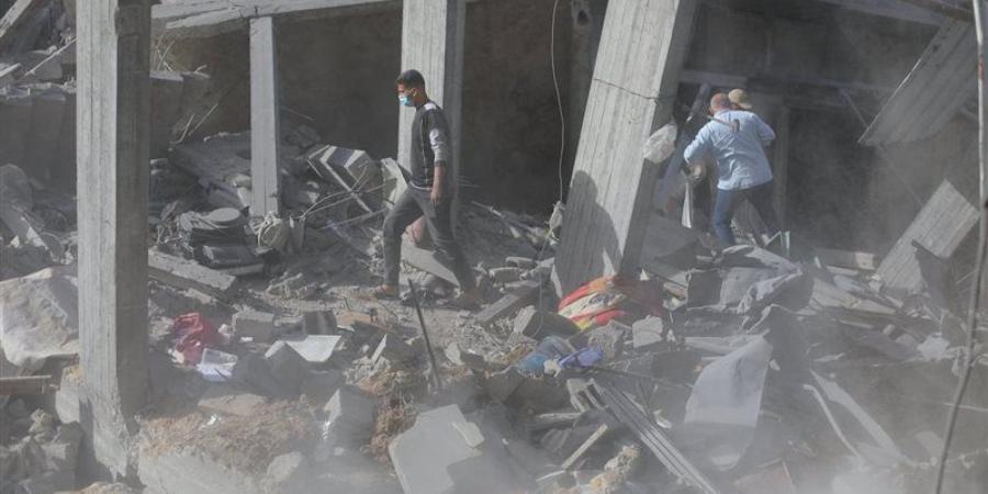 مصابون في غارة إسرائيلية استهدفت ساحة مستشفى كمال عدوان شمال غزة - المدينة برس