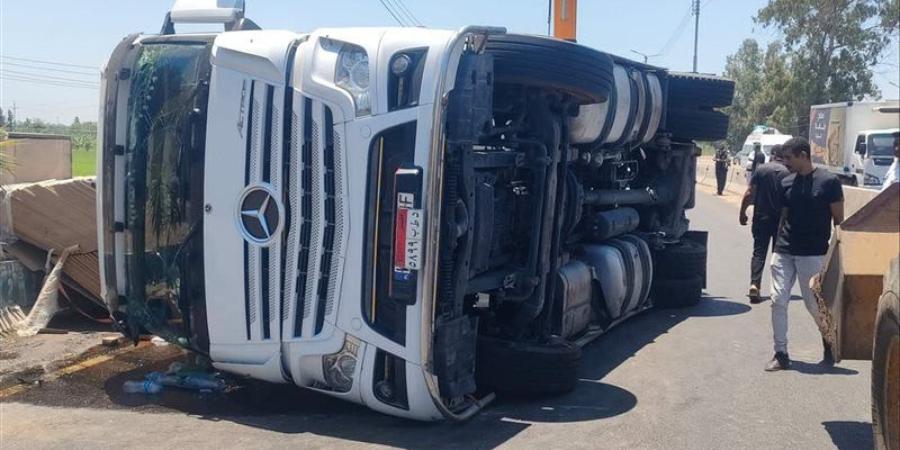 محافظ الدقهلية يوجه برفع سيارة نقل محملة بالأخشاب بعد انقلابها بطريق المنصورة شربين - المدينة برس