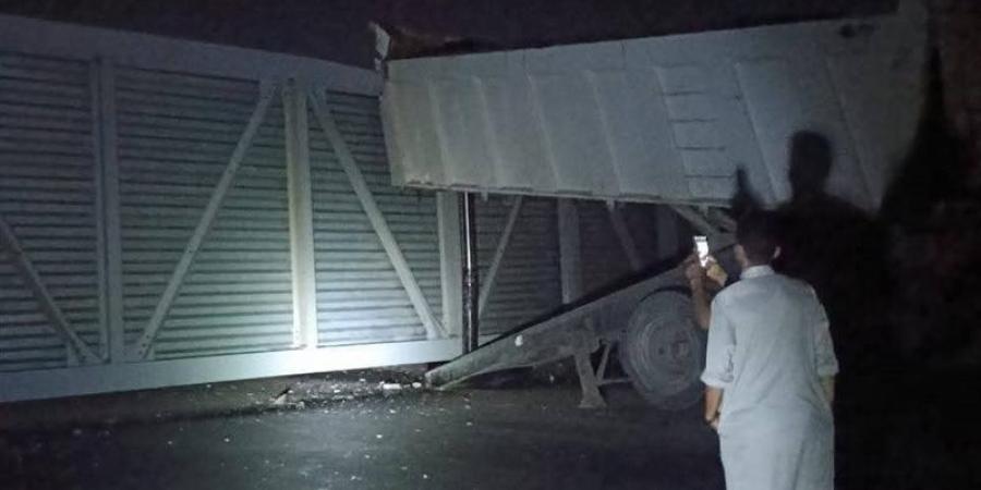 سقوط كوبري مشاة بطريق بنها - المنصورة بعد اصطدام سيارة نقل به (صور) - المدينة برس