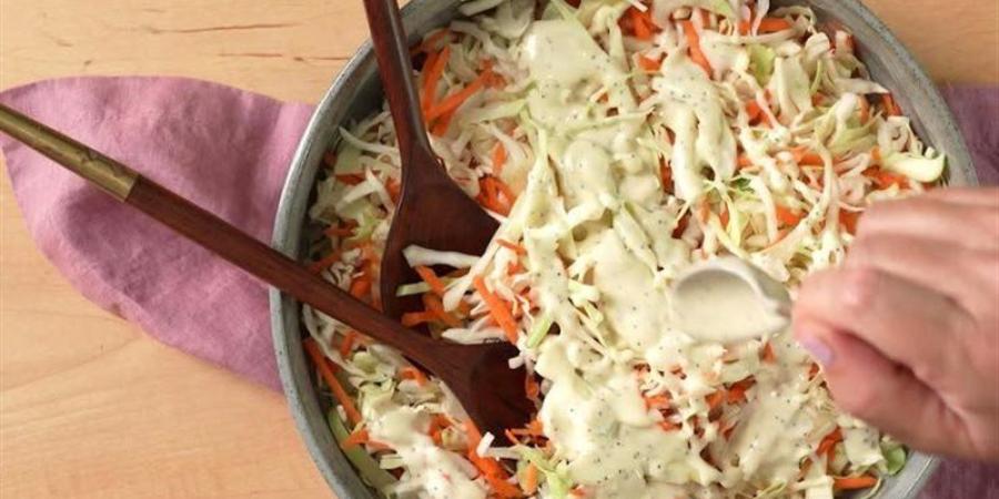 طريقة عمل الكول سلو، سلطة كريمية منعشة بخطوات سهلة - المدينة برس