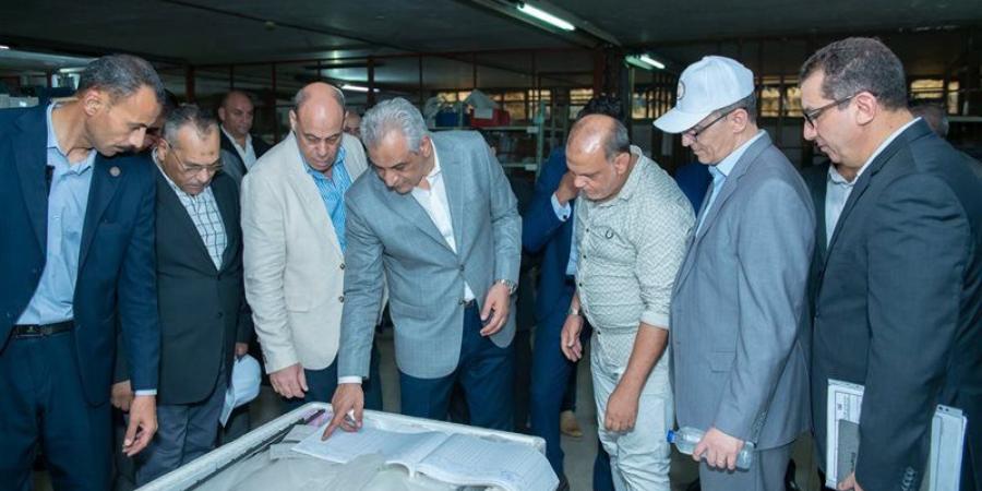 وزير الدولة للإنتاج الحربي يتفقد شركة بنها للصناعات الإلكترونية لمتابعة سير العملية الإنتاجية - المدينة برس