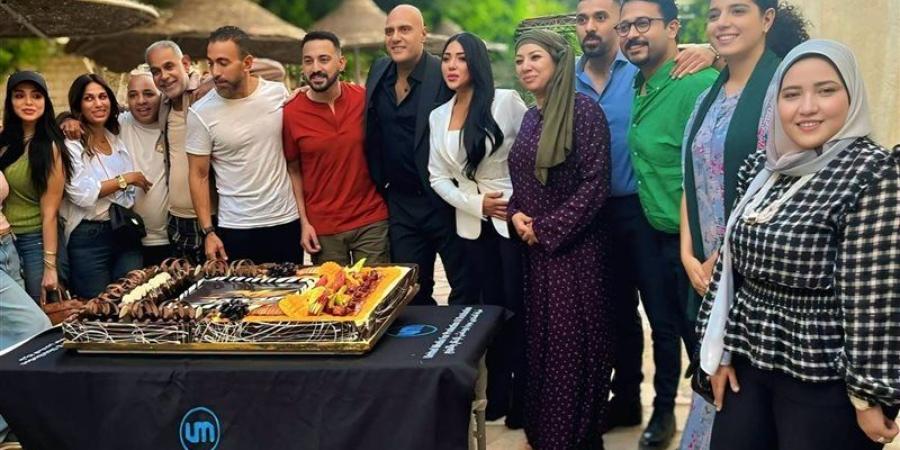 أبطال مسلسل "محمود الطيار" يحتفلون بانطلاق تصويره - المدينة برس