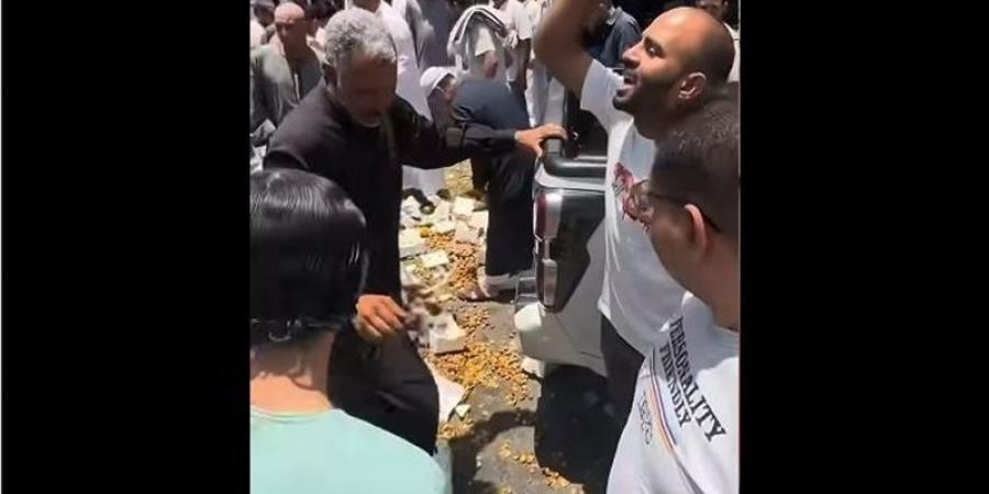 محدش ياكل حرام، مصري بالسعودية يصرخ لمنع الناس من سرقة تمر سقط من سيارة (فيديو) - المدينة برس