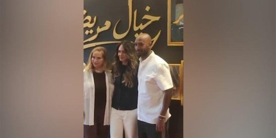 لبلبة وشيكابالا وطه دسوقي في العرض الخاص لمسرحية "خيال مريض" (فيديو) - المدينة برس