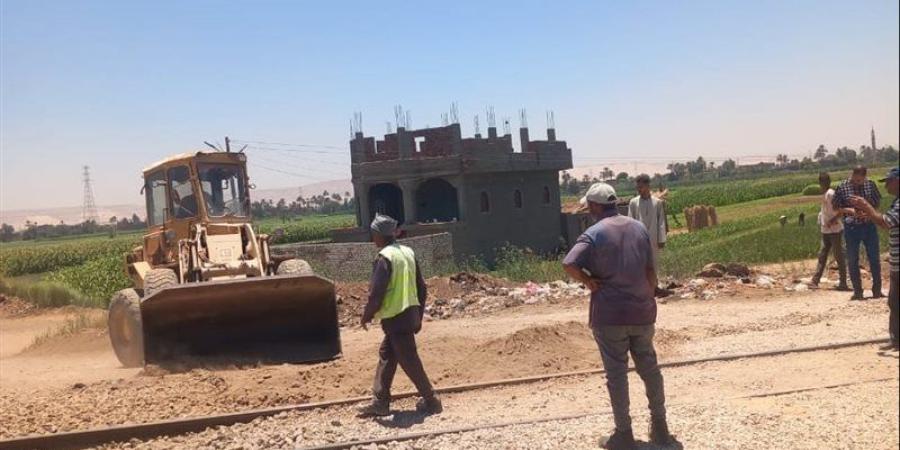 غلق 20 معبرًا غير قانوني على السكك الحديدية بدشنا حماية للمواطنين - المدينة برس