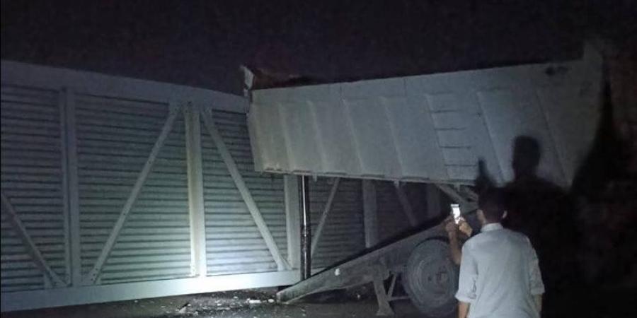 القليوبية تكشف تفاصيل سقوط كوبري مشاة كفر شكر بعد اصطدام سيارة نقل ثقيل به (صور) - المدينة برس