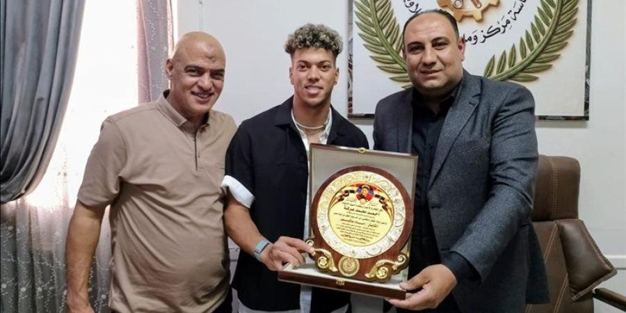 رئيس مدينة السنبلاوين يكرم إمام عاشور تقديرا لإنجازه مع منتخب مصر في كأس العالم 2026 - المدينة برس