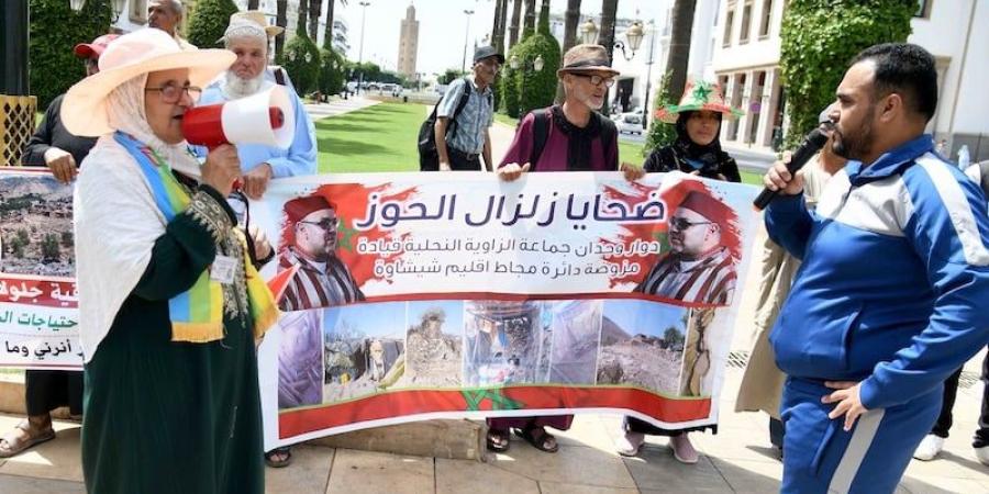 محتجون يطالبون بتسوية ملفات الزلزال - بوابة المدينة برس