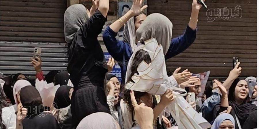 دموع الفرح اختلطت بالزغاريد، طلاب الثانوية العامة بالغربية يحتفلون بانتهاء الامتحانات (فيديو) - المدينة برس