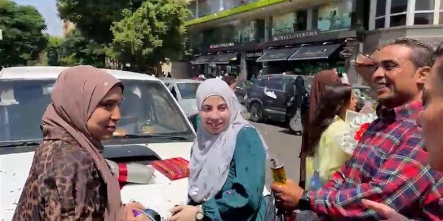 ولي أمر يحتفل بانتهاء ابنته من امتحانات الثانوية العامة بهذه الطريقة (فيديو) - المدينة برس