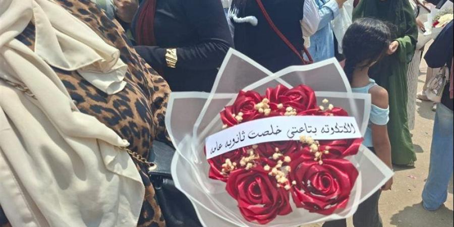 بوكيه من الفلوس بدل الورد، شقيقة تفاجئ أختها بهدية غير تقليدية في بنها (فيديو) - المدينة برس