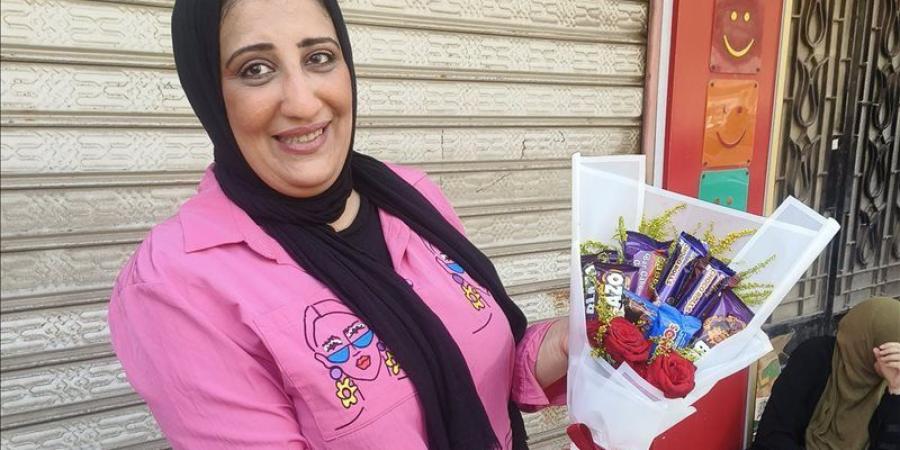 بالورود والشوكولاتة، أولياء أمور ينتظرون أبناءهم أمام اللجان آخر أيام مارثوان الثانوية العامة (صور) - المدينة برس