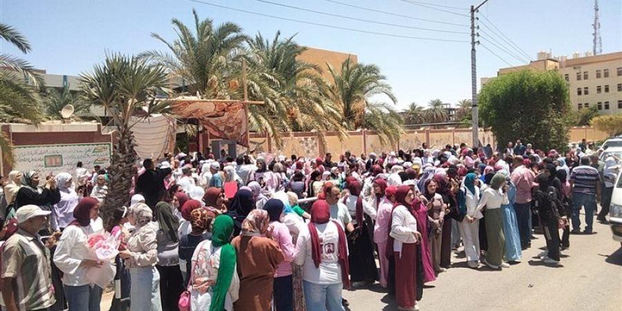 بالورود والزغاريد، أهالي الوادي الجديد يستقبلون أبناءهم بعد انتهاء امتحانات الثانوية العامة (فيديو) - المدينة برس