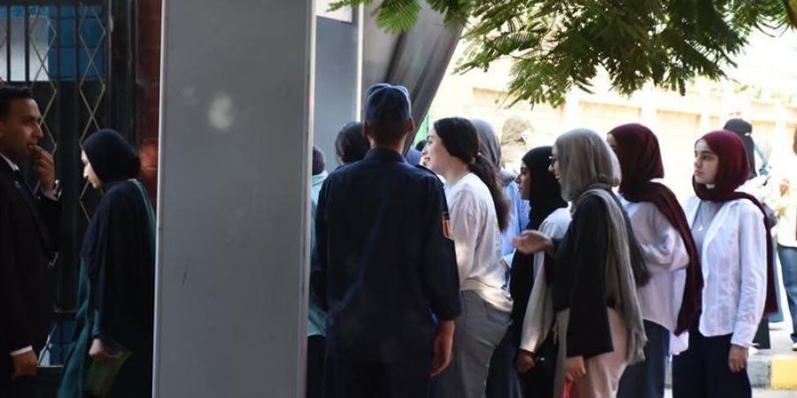 تفتيش طلاب الثانوية العامة قبل دخول لجان الجيزة - المدينة برس