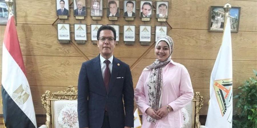 بعد لقائها مدبولي، رئيس جامعة بنها يكرم طالبة التجارة ويشيد بكفاحها في التوفيق بين الدراسة والعمل - المدينة برس