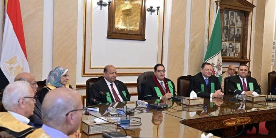 رئيس جامعة القاهرة يعقد لقاءً موسعًا مع قيادات كلية العلوم وأعضاء مجلسها - المدينة برس