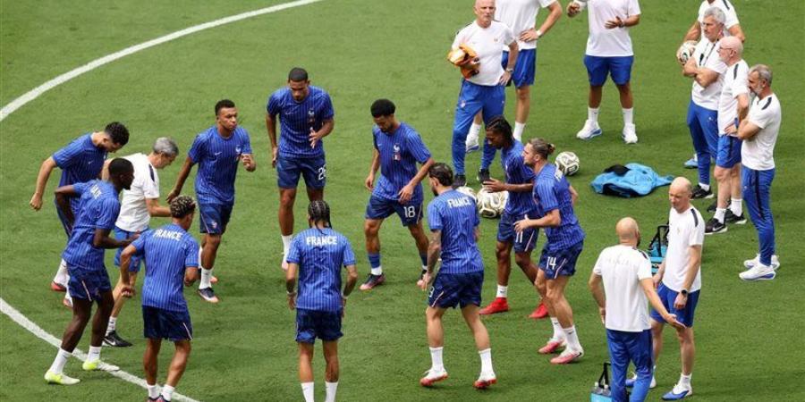 لاعبو فرنسا وانجلترا يجرون عمليات الإحماء قبل انطلاق مواجهة كأس العالم (صور) - المدينة برس