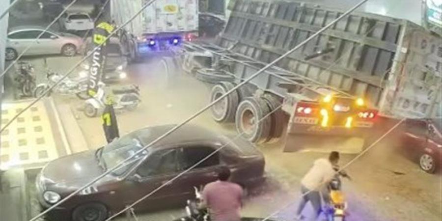 مشهد يحبس الأنفاس، لحظة انقلاب جرار تريلا على سيارة ملاكي ومصرع صاحبها في الحال (فيديو) - المدينة برس