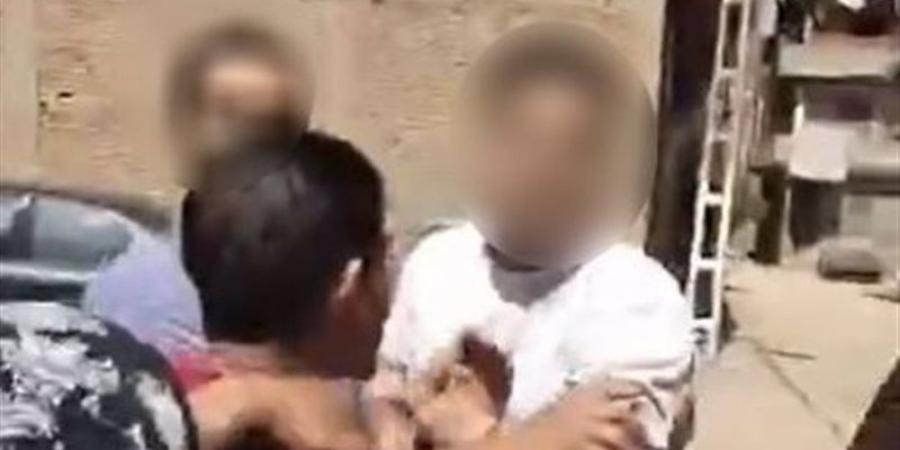رجوع للخلف كاد ينتهي بكارثة، تفاصيل فيديو اصطدام تروسيكل بسيارة ملاكي والاعتداء على صاحبها بطنطا - المدينة برس