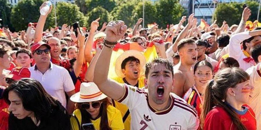 نهائي كأس العالم، جماهير إسبانيا تتوافد على ملعب ميتلايف قبل مواجهة الأرجنتين - المدينة برس