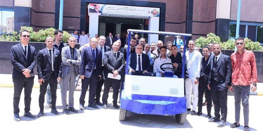 طلاب كلية التكنولوجيا والتعليم بسوهاج يبتكرون سيارة كهربائية تعمل بالطاقة الشمسية - المدينة برس