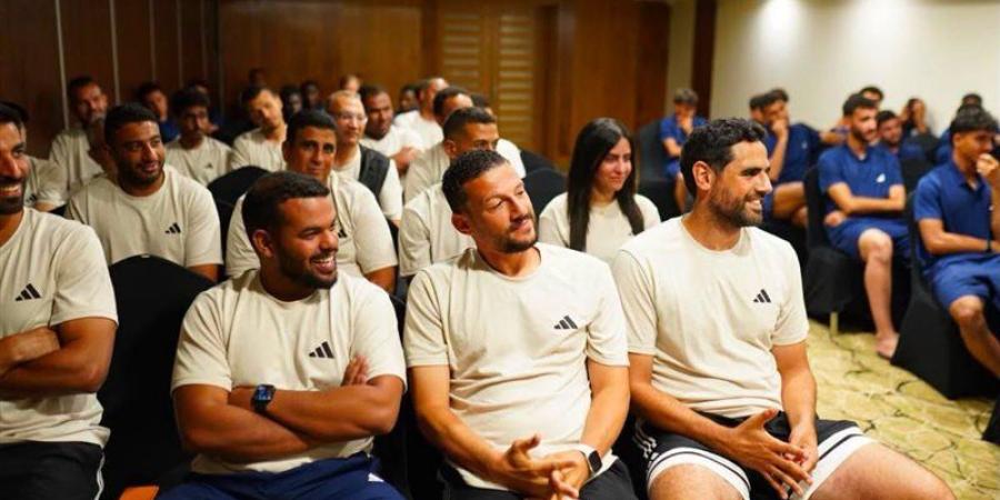 الشريعي وأعضاء مجلس إنبي يدعمون الفريق خلال معسكر برج العرب (صور) - المدينة برس