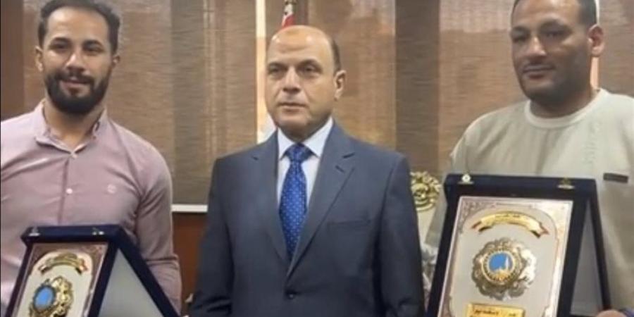 محافظ الغربية يكرم بطلي إنقاذ الأسرة من مياه الترعة بطنطا (فيديو) - المدينة برس