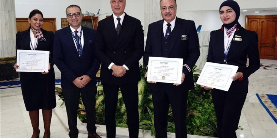 رئيس مصر للطيران يكرم طبيبة لإنقاذها راكبا على متن الطائرة - المدينة برس
