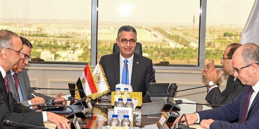 وزير التموين يبحث مع المصرية للاتصالات تطوير «الكارت الموحد» و«الخصم المباشر» ومنظومة الدعم النقدي - المدينة برس