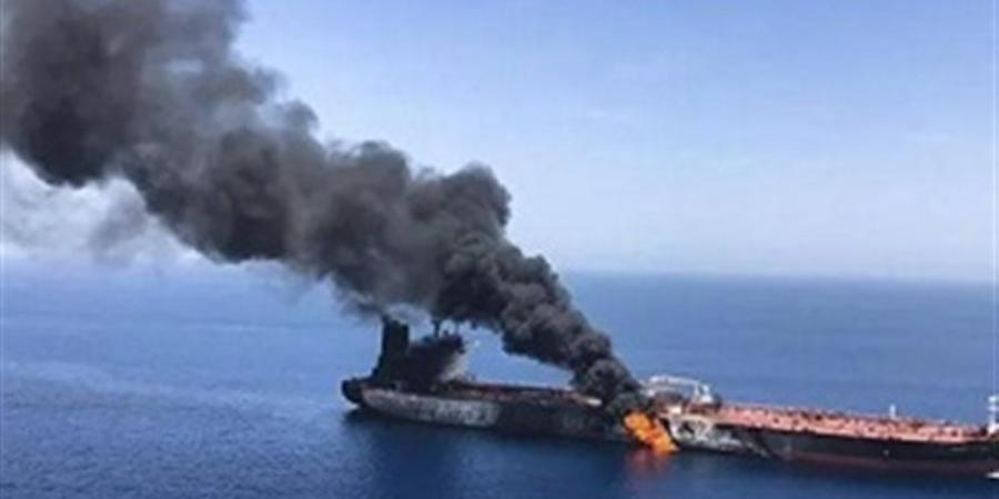 رويترز: حريق في سفينة شحن يونانية بعد إصابتها بمقذوف مجهول قرب مضيق هرمز - المدينة برس