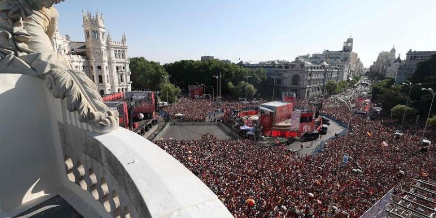 حشود مليونية تستقبل أبطال العالم في شوارع العاصمة الإسبانية مدريد - بوابة المدينة برس