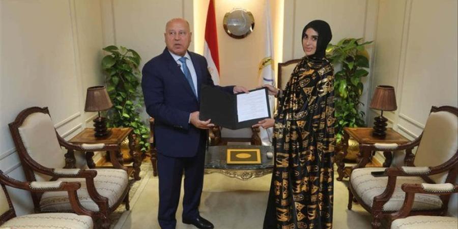 وزير النقل يكرم ليلى الأنصاري تقديرًا لموقفها الوطني في التصدي لرشق قطار بالحجارة - المدينة برس