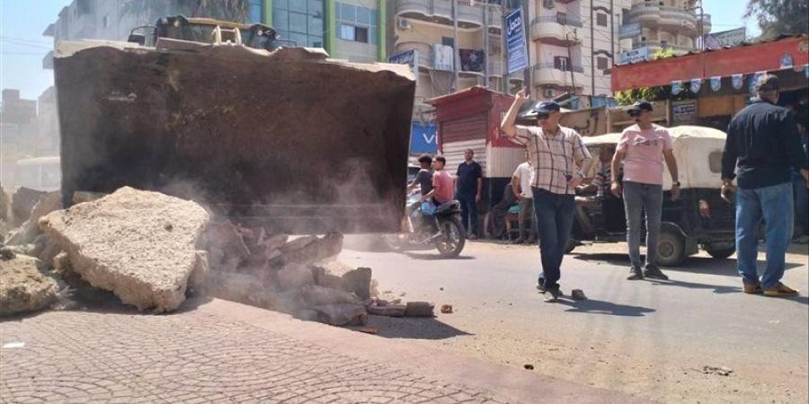 إزالة الأرصفة المخالفة واللافتات غير المرخصة بشوارع الجمالية في الدقهلية - المدينة برس