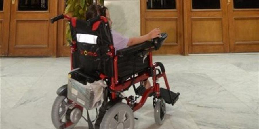 محافظ أسيوط يستجيب لطلب طفلة من ذوي الهمم ويسلمها كرسيا كهربائيا - المدينة برس