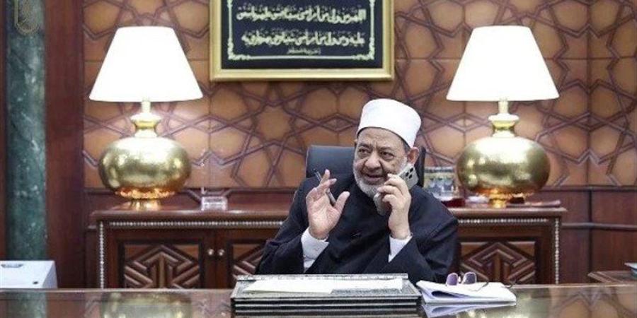 لقطة إنسانية، الأولى على الثانوية الأزهرية تطمئن على توأمها خلال مكالمة شيخ الأزهر (فيديو) - المدينة برس
