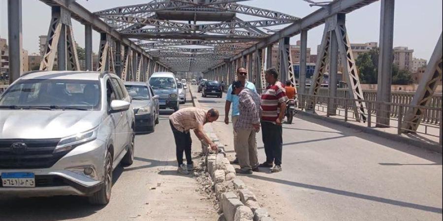 استجابة فورية لإصلاح تلفيات كوبري كفر الجزار ببنها بعد تداول صور الحادث - المدينة برس