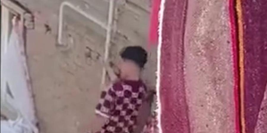استعراض الموت في بشتيل، شاب يرقص على مواسير الغاز بالدور الثالث والأجهزة الأمنية تتحرك - المدينة برس
