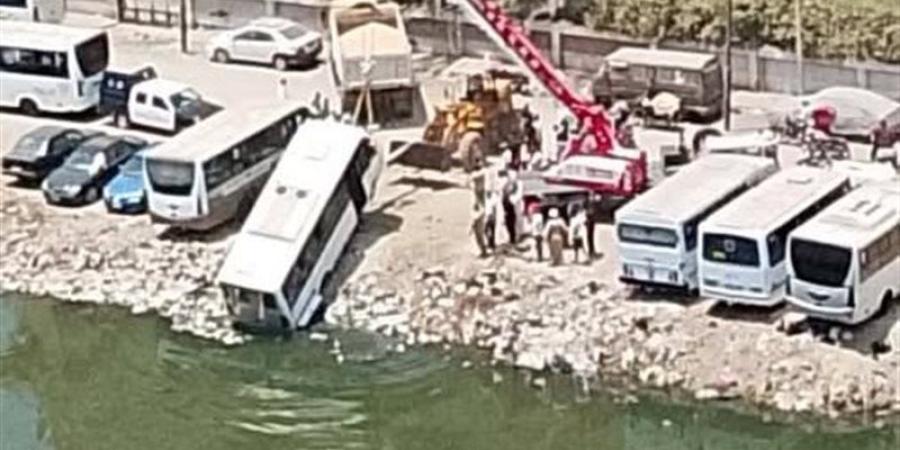 انتشال أتوبيس ركاب بعد سقوطه في ترعة الشرقاوي بالقليوبية - المدينة برس
