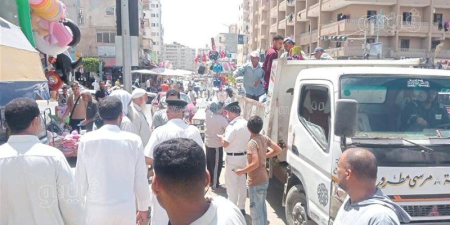 مرسى مطروح تواصل حملاتها المكبرة لرفع الإشغالات وضبط المخالفات بكورنيش المدينة - المدينة برس